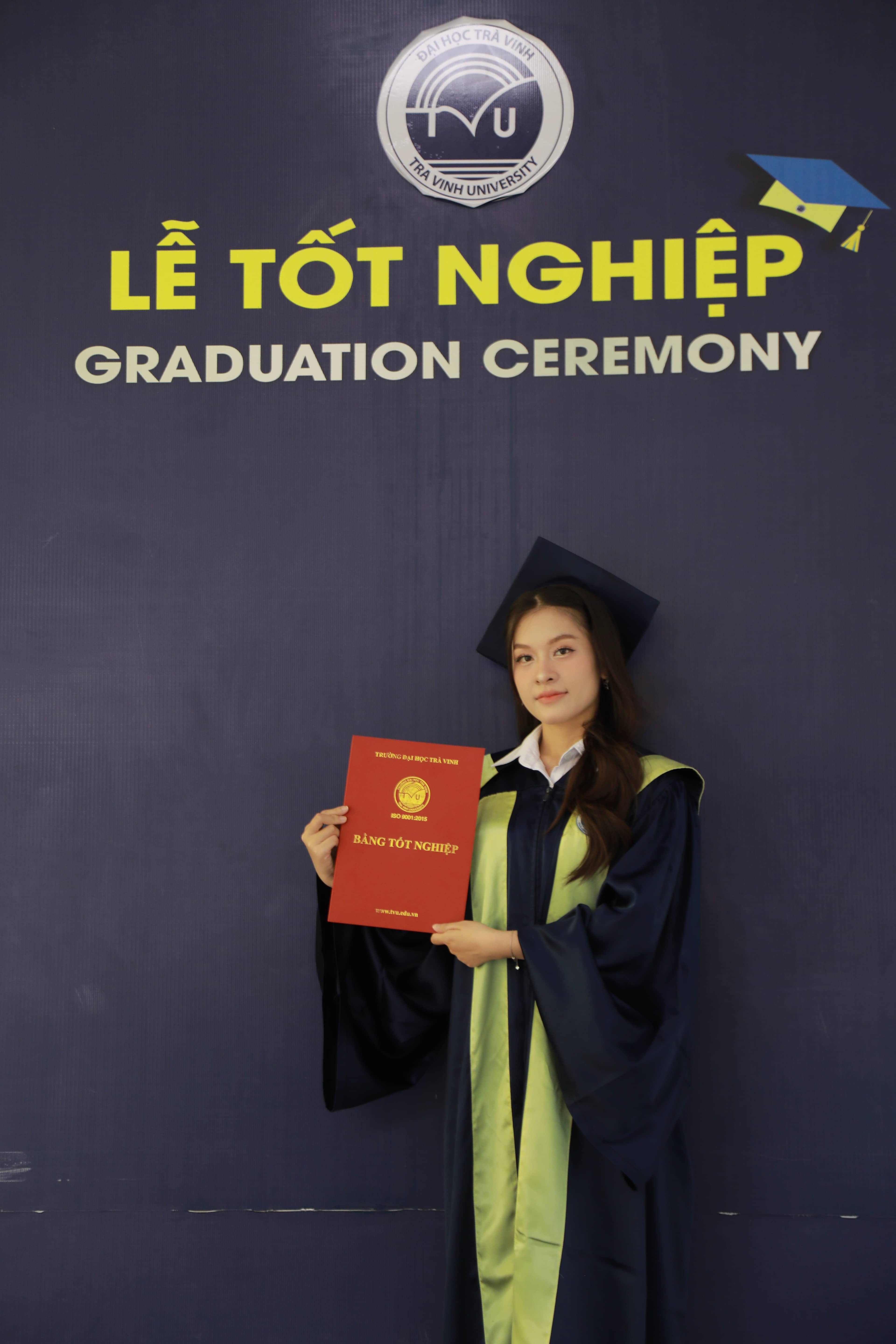 Nụ cười ngày tốt nghiệp